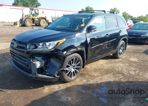 2018 Toyota Highlander Se z USA, uszkodzony, nr VIN 5TDJZRFH7JS868717